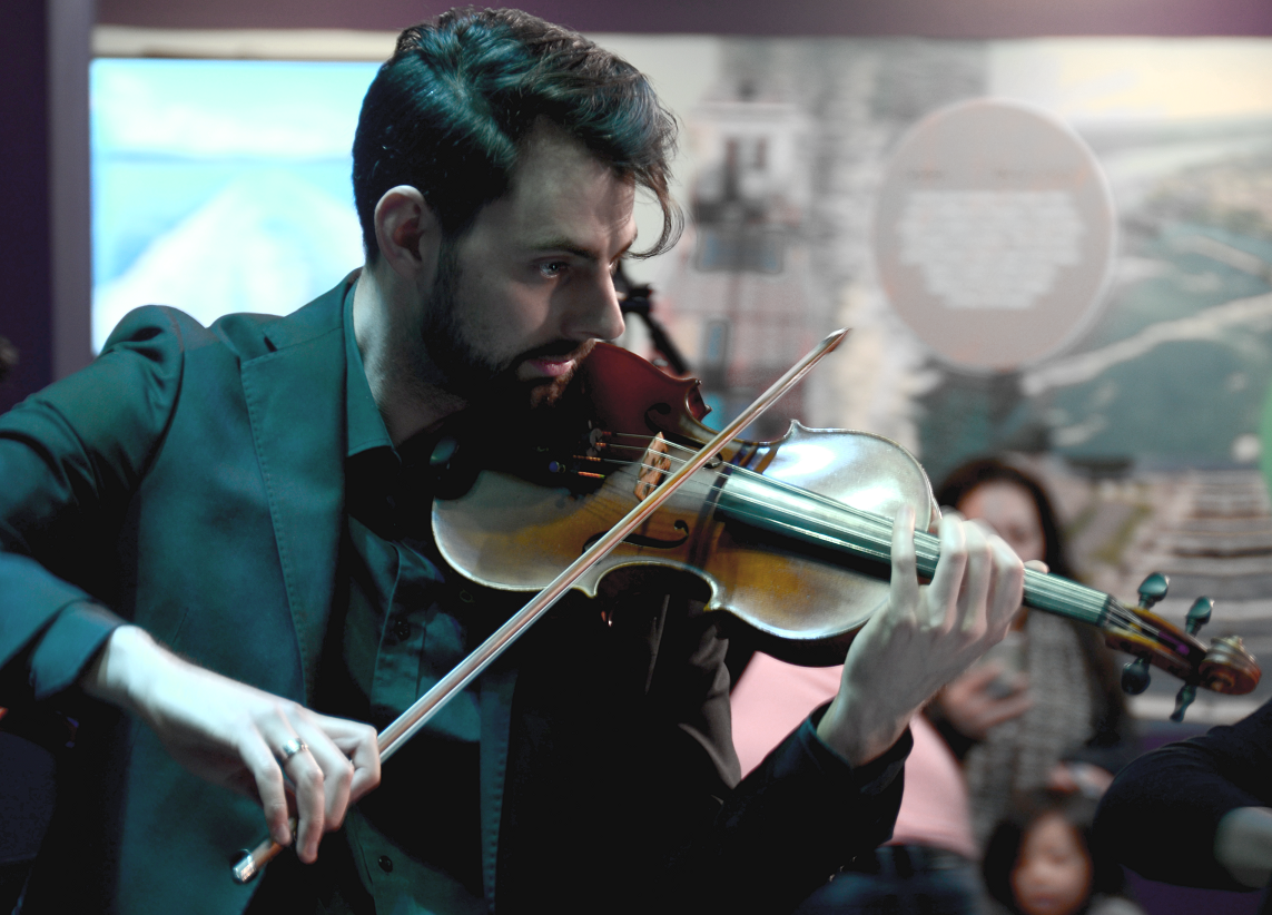 Violinist playing at Ripley's Aquarium of Canada